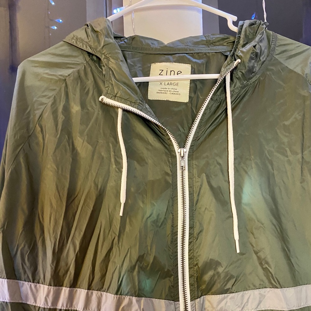 Light Color-Block Raincoat - Picture 3 of 4